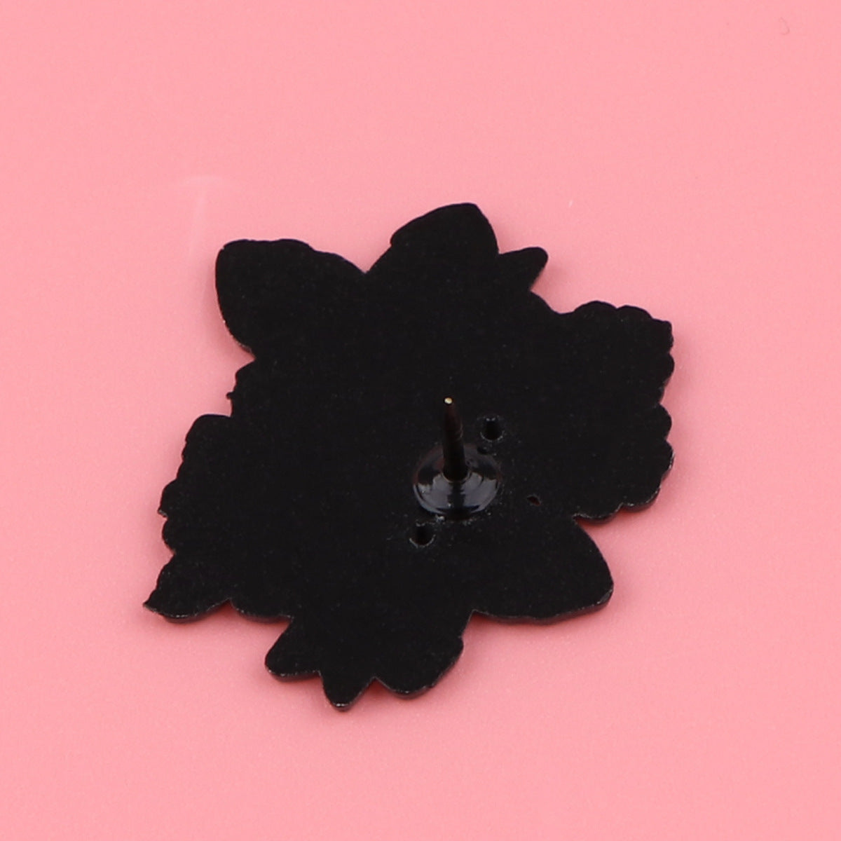 'Dog mom' enamel pin